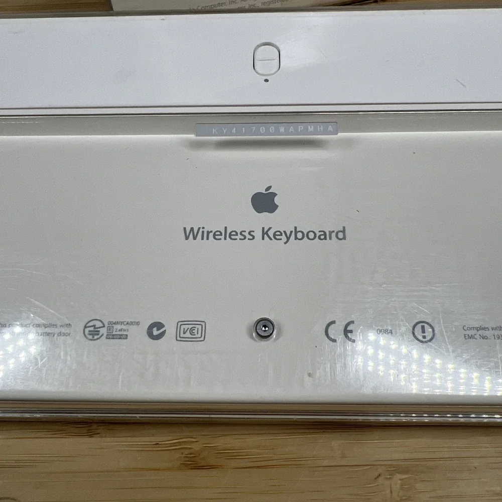 Apple A1016 Wireless Bluetooth Keyboard White w/ Original Box Manual EMC 1937